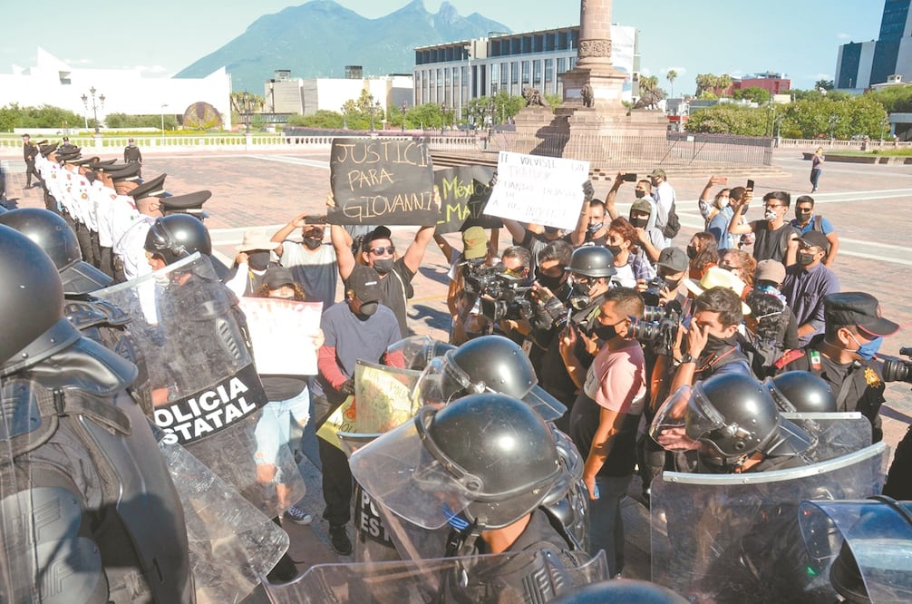 En Monterrey, cientos de policías resguardaron el palacio de gobierno ante una manifestación en repudio por el homicidio de Giovanni López. Foto: EMILIO VÁSQUEZ. EL UNIVERSAL