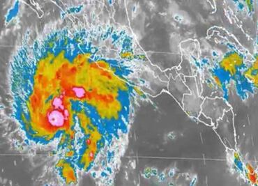 Sandra weakens slightly to Category 3 storm