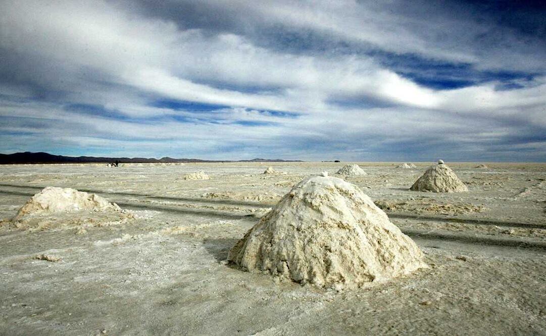 El Salar de Uyuni, una inmensa y blanca llanura de 12.000 kilómetros cuadrados de sal, y al mismo tiempo la mayor reserva mundial de litio, ubicado en Bolivia - Foto: Martin Alipaz/EFE