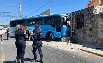 Autobús con peregrinos se impacta con vivienda en Morelos; reportan más de 15 lesionados