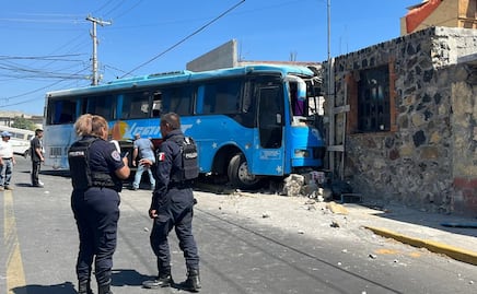Autobús con peregrinos se impacta con vivienda en Morelos; reportan más de 15 lesionados