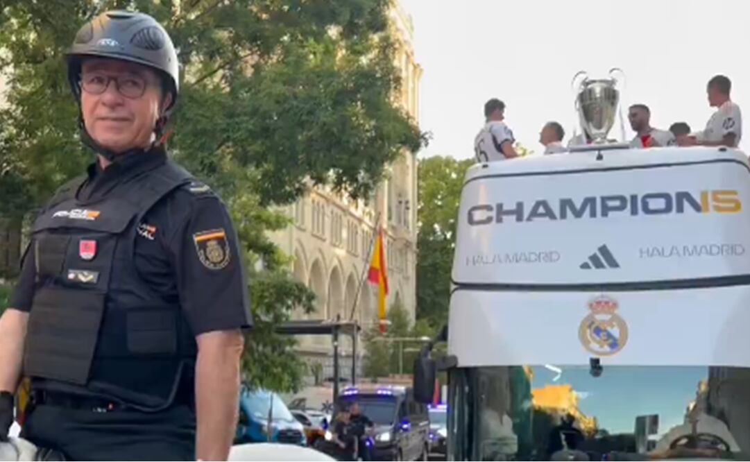 Dani Carvajal festeja el título del Real Madrid escoltado por su papá