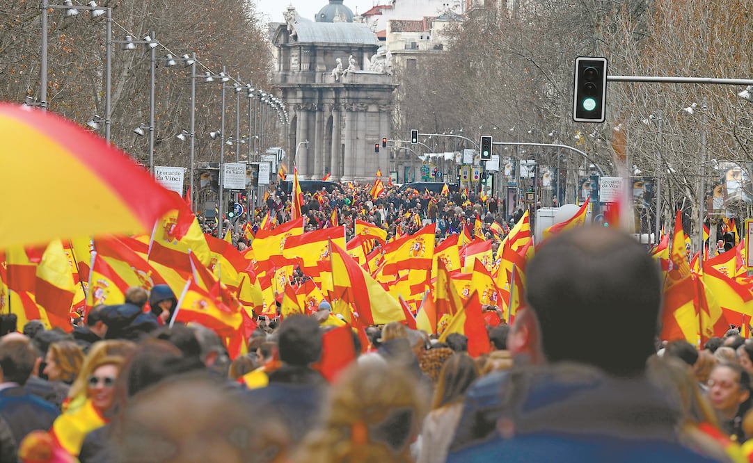 Se manifiestan. Miles de ciudadanos protestaron el domingo por el diálogo de Pedro Sánchez con los independentistas catalanes. (VÍCTOR LERENA. EFE)