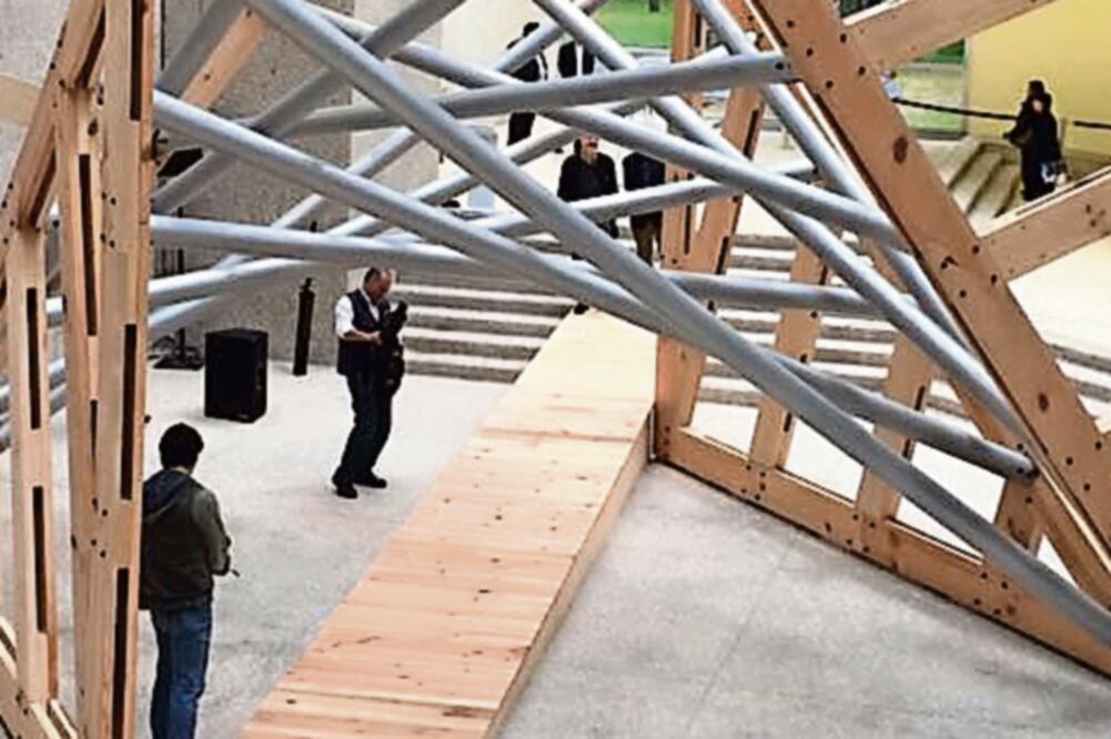 La obra Cubo transitable de seis metros. Formado por seis triángulos egipcios conectados por 12 tubos consiste en un tuner pensado para que la gente transite a través de él (CORTESÍA INBA)