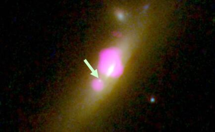 Hallan extraña galaxia con dos agujeros negros