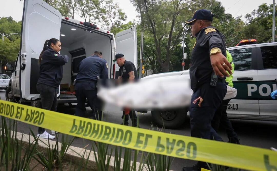 La mujer murió sobre Reforma tras derrape de la moto que solicitó por una app (23/07/2025). Foto: Luis Camacho / EL UNIVERSAL