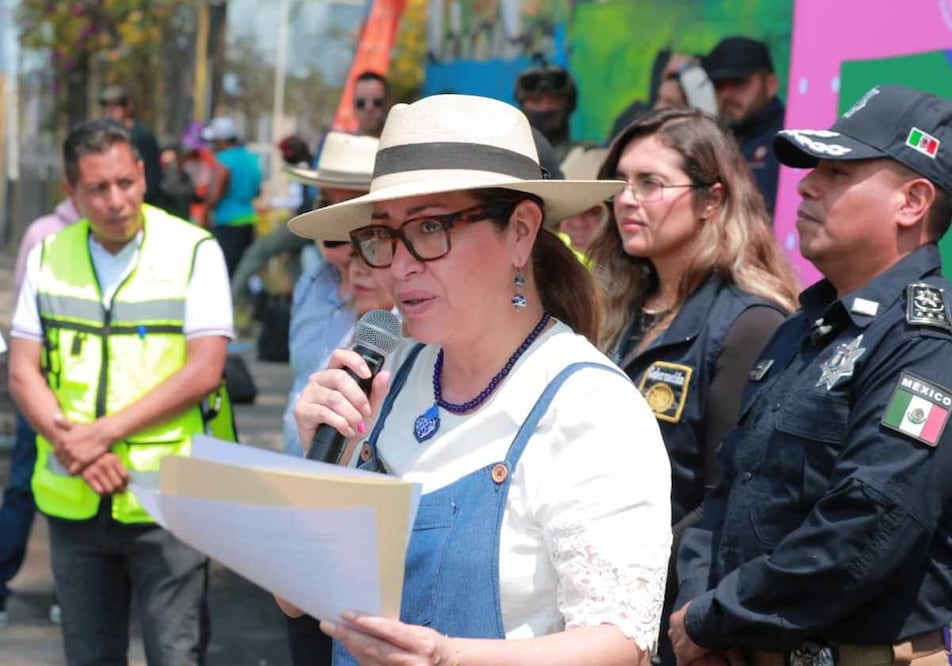 Azucena Cisneros Coss, encabezó la jornada de “Tequios por la Tierra y Murales Mundialistas”, que tiene como propósito atender las causas que generar la inseguridad. Foto: Especial