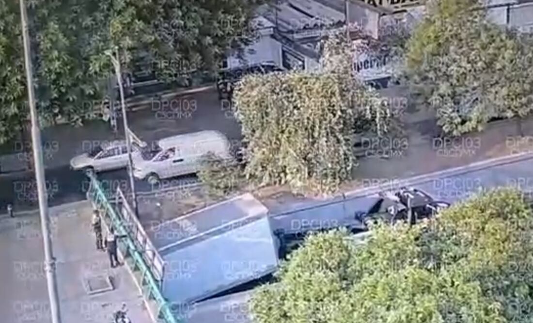 Tráiler queda atorado en bajo puente de Viaducto y Eje Central. Foto: Captura de pantalla