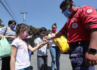 Instalan bomberos y Protección Civil cercos sanitarios en Toluca para prevenir contagios de Covid