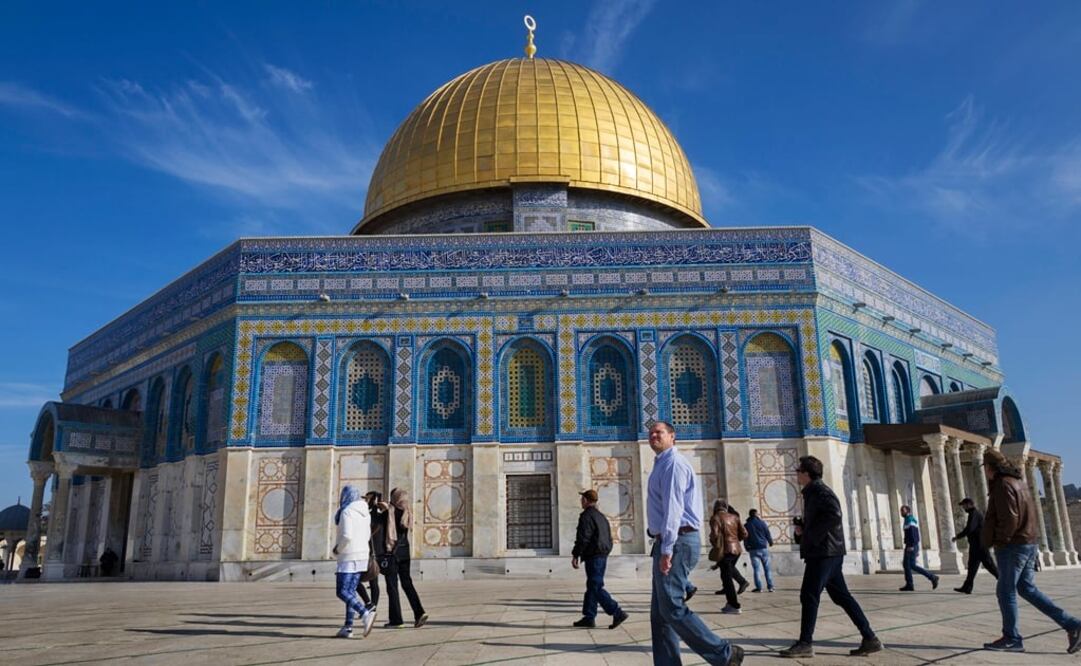 Turistas, israelíes y palestinos pasan delante de la Cúpula de la Roca, en la explanada que alberga las mezquitas, conocida como Noble Santuario para los musulmanes o como Monte del Templo para los judíos. Foto: Archivo