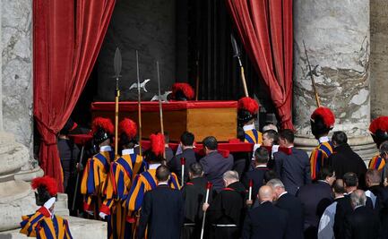 Vaticano ultima detalles del funeral del Papa; 150 mil personas han acudido a la capilla ardiente de Francisco