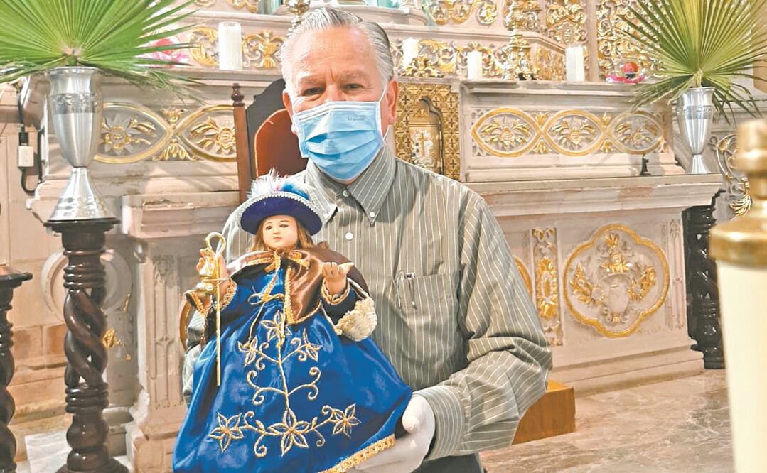 Monseñor Antonio Soto Guerrero detalla que la figura de 6.7 metros por 3.5, fue un regalo de un devoto. Foto: Irma Mejía. El Universal