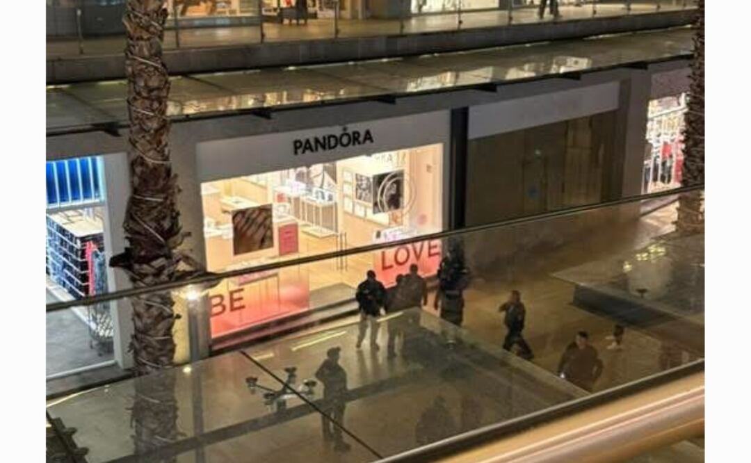 Tres sujetos ingresaron al centro comercial “Mundo E” en Periférico Norte, quienes ingresaron a la joyería “Pandora” para asaltarla. Foto: Especial