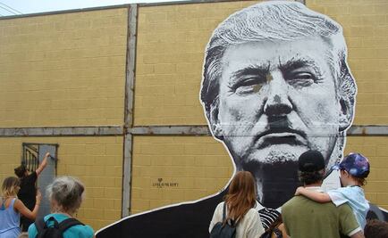 Migrantes mexicanos construyen un muro para mostrar el plan de Trump