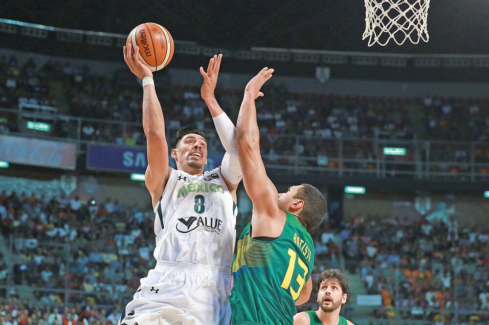 Gustavo Ayón es líder del torneo en rebotes por partido con 12.3, robos por encuentro con 3.0 y tiene el segundo lugar en tantos por juego, con 21 (DANIEL CÁRDENAS. IMAGO 7)