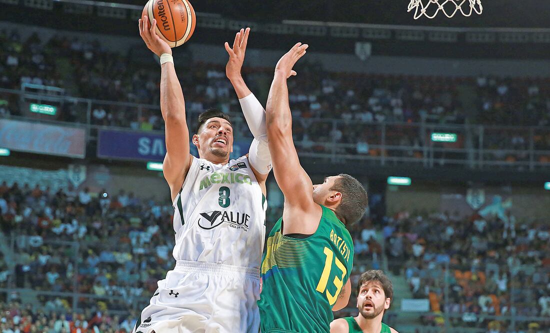 Gustavo Ayón es líder del torneo en rebotes por partido con 12.3, robos por encuentro con 3.0 y tiene el segundo lugar en tantos por juego, con 21 (DANIEL CÁRDENAS. IMAGO 7)