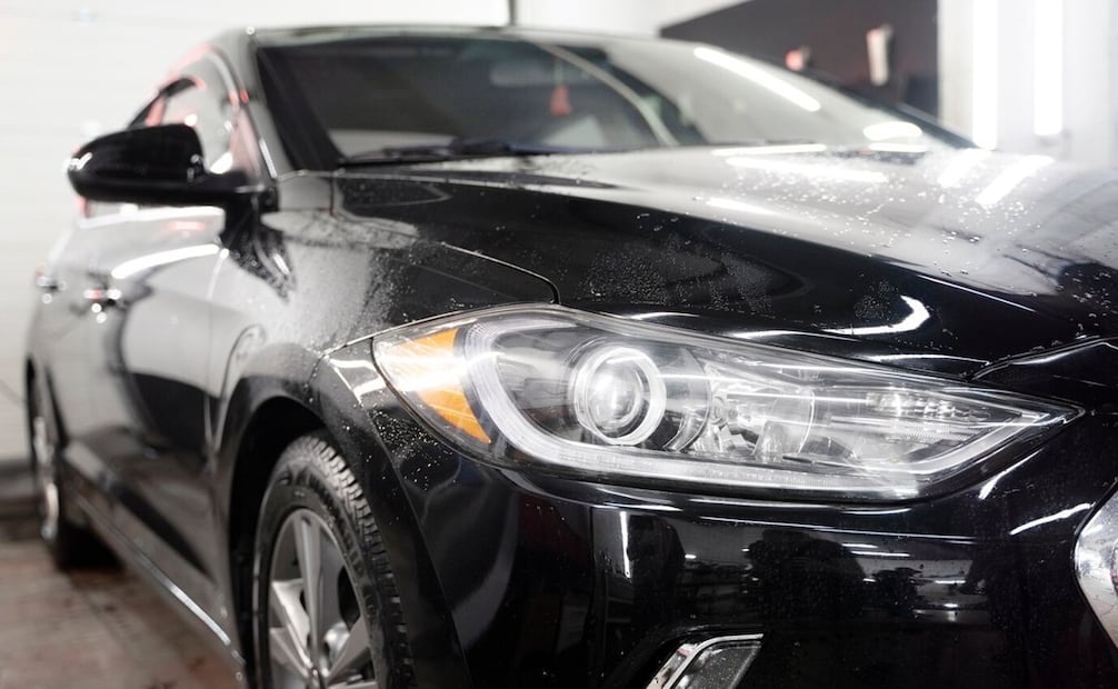 Las ópticas de los faros del auto también pueden limpiarse con vinagre blanco. Foto: Freepik