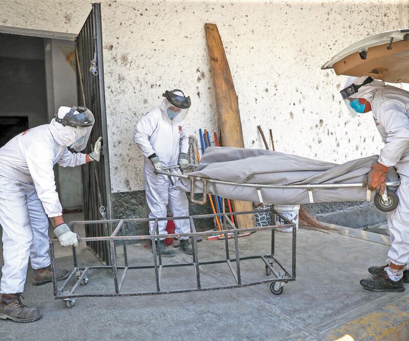 En el panteón San Nicolás Tolentino, en Iztapalapa, personal asegura que diariamente creman 20 personas que fueron diagnosticadas con Covid-19, lo que refleja que la pandemia va al alza. Al respecto, la Consejería Jurídica dijo que las funerarias son resp