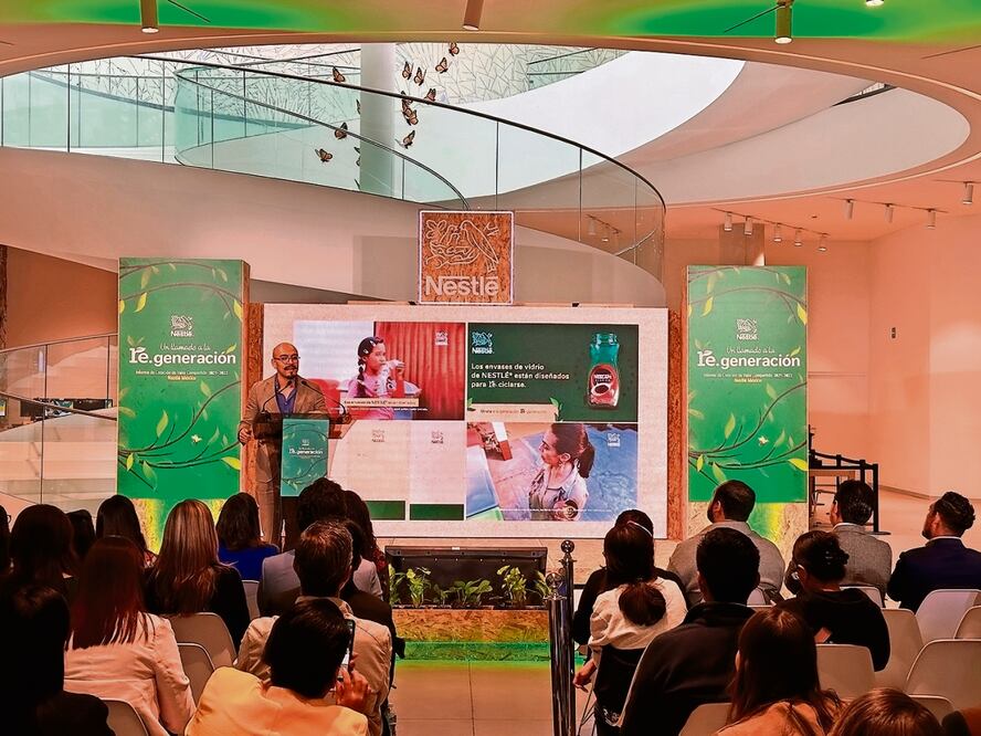 Nataniel Espinoza, gerente de Comunicación Senior e EBusiness de Nestlé México explica la campaña “Re ” a los asistentes. Foto: Especial