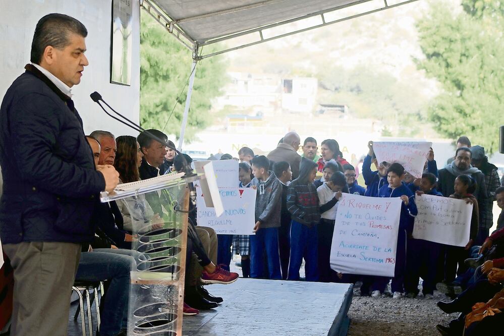 Un grupo de 15 niños llevó pancartas al evento del mandatario Miguel Riquelme para exigirle que apoye a la escuela, entre otras cosas, con equipo de cómputo. FRANCISCO RODRÍGUEZ. EL UNIVERSAL