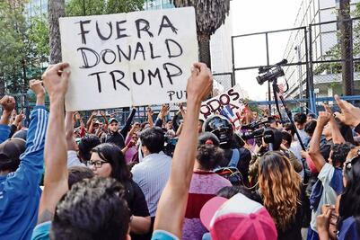 Protestan contra Trump en embajada
