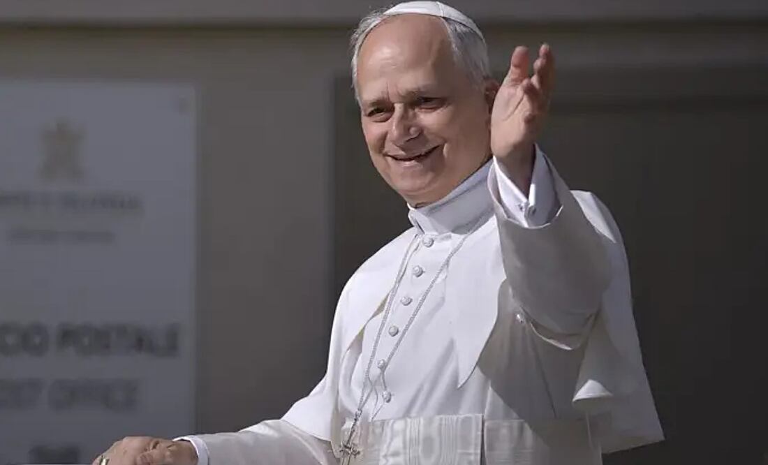 El Papa León XIV recorre la plaza de San Pedro en Papamóvil por primera vez antes de la misa de inicio de su Pontificado, a 17 de mayo de 2025, en Ciudad del Vaticano. Foto: Europa Press