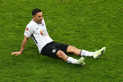 Le salen más "novias" a Marco Fabián