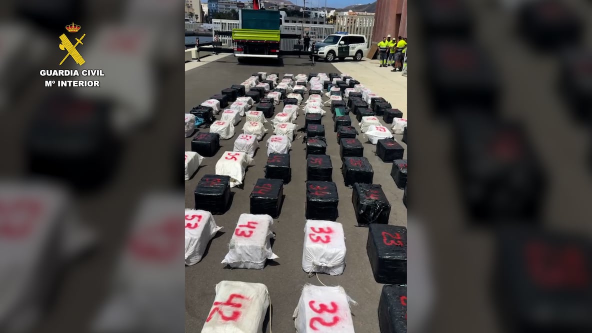 Elementos de la Guardia Civil española confiscan 139 bultos de cocaína en el sur de Gran Canaria, este 4 de septiembre de 2026. Foto: Captura de pantalla X @guardiacivil