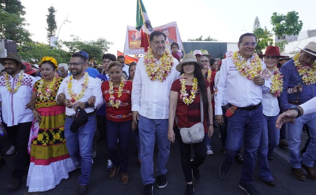 Noroña encabeza calenda en calles de Oaxaca. FOTO: Mario Arturo Martínez