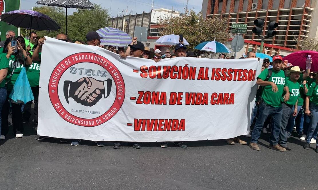 Más de 20 mil trabajadores en Sonora salieron a la calles para exigir abasto de medicamentos y servicios de salud / Foto: Amalia Escobar