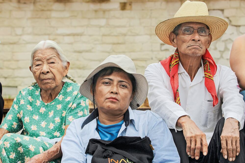 Nicolasa de los Santos, de 96 años, tiene pocas personas con quiénes hablar oluteco, una de ellas es Diósgoro, de 70, quien se dedica a enseñar la lengua (GERMÁN GARCÍA. EL UNIVERSAL)