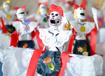 Altar de cartonería, una forma de honrar la cultura y a los muertos en Veracruz