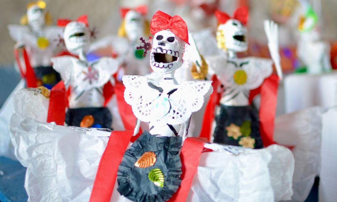 Altar de cartonería, una forma de honrar la cultura y a los muertos.
Foto: Patricia Morales.