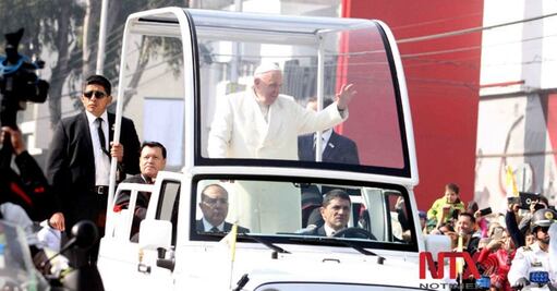 Papa recorre Paseo de la Reforma rumbo a Hospital Infantil