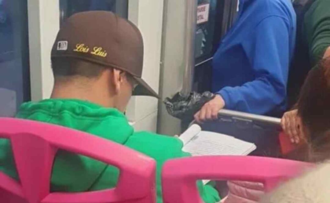 La usuaria que realizó la denuncia vía Twiiter, informó que llegaron al trayecto de la joya sin que lo bajaran y el hombre no acreditó su discapacidad, tampoco la dependencia emitió un comunicado o siguió la denuncia, solo respondió que solicitó apoyo de la policía auxiliar. Foto: Captura de video