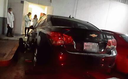 Hallan cuerpos desnudos de hombre y mujer en cajuela de auto en la GAM