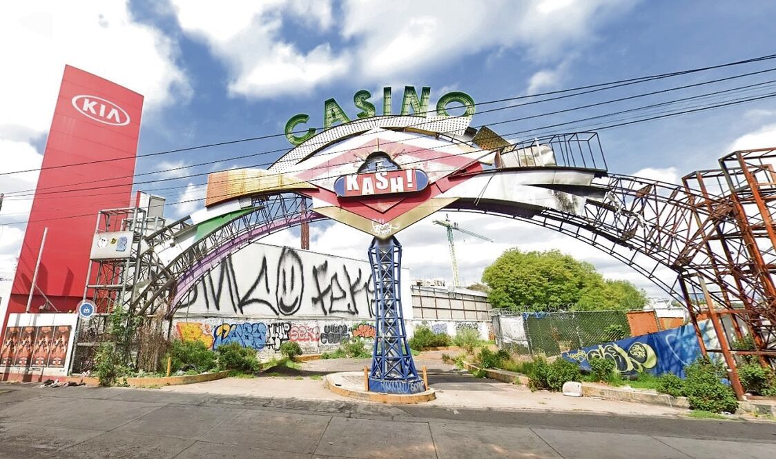 En el terreno ubicado en avenida Jardines de San Mateo y el Boulevard Manuel Ávila Camacho —Periférico Norte—, en la colonia Pueblo de Santa Cruz Acatlán operó el Casino Kash, cuyo permiso de juegos fue revocado hace 10 años. Foto: Especial
