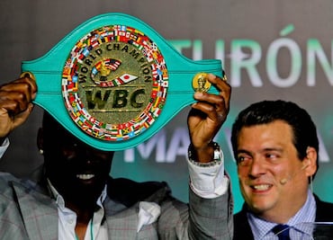 Muestran cinturón esmeralda para pelea Mayweather-Pacquiao