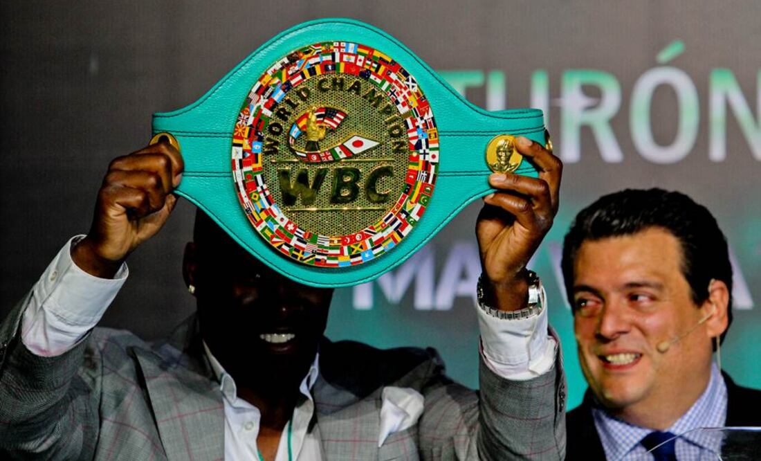 Adonis Stevenson y Mauricio Sulaimán en la presentación del fajín para el ganador de la pelea Mayweather-Pacquiao