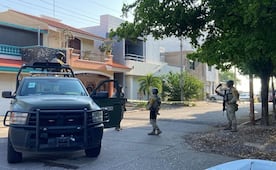 Vandalizan inmueble de varios pisos en sector residencial de Culiacán; rescatan a familia de la azotea  