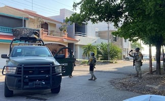 Vandalizan inmueble de varios pisos en sector residencial de Culiacán; rescatan a familia de la azotea