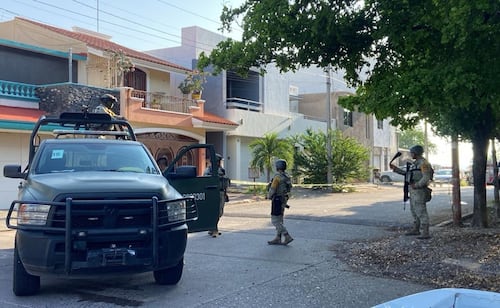 Vandalizan inmueble de varios pisos en sector residencial de Culiacán; rescatan a familia de la azotea