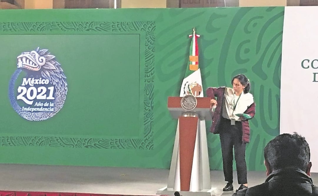 Desinfectar el podio y micrófono para las conferencias mañaneras y abrir paso a la camioneta del Presidente son algunas tareas que realiza la Ayudantía. Foto: Archivo. El Universal