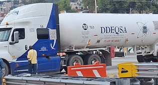 Normalistas de Ayotzinapa toman caseta de Tlalpan y bloquean autopista México-Cuernavaca; causan destrozos