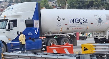 Normalistas de Ayotzinapa toman caseta de Tlalpan y bloquean autopista México-Cuernavaca; causan destrozos