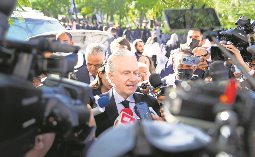 El presidente de la Cámara Baja, Santiago Creel, a su paso por la alfombra aprovechó para desearle bien al Presidente. 