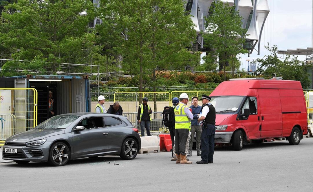 Un coche gris y una furgoneta roja, aparcadas cerca de la delegación estadounidense tenían los vidrios de la puerta del conductor echos añicos, según un fotógrafo de la AFP (Foto: AP)