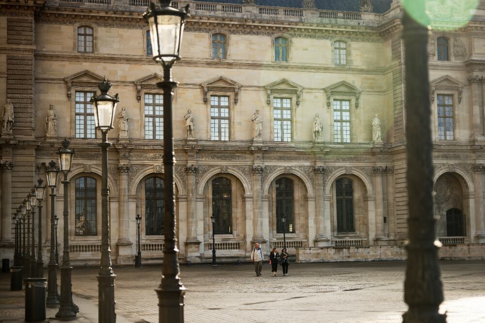 Un grupo de personas llegando al Museo del Louvre en París, este sádado 26 de octubre. 
Foto: AP / Thomas Padilla