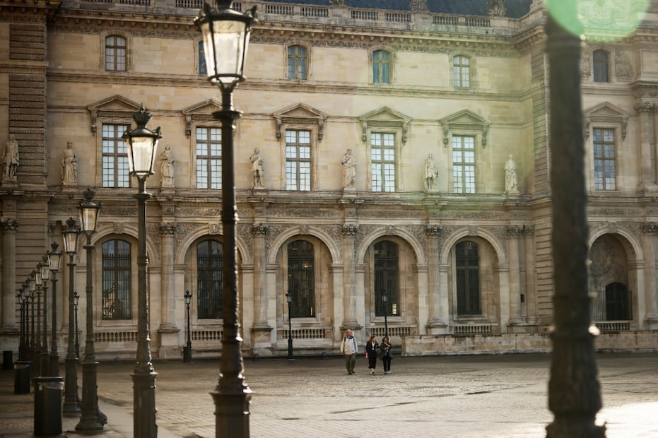 Un grupo de personas llegando al Museo del Louvre en París, este sádado 26 de octubre.
Foto: AP / Thomas Padilla