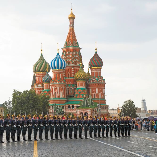 Una delegación del Talibán arribó ayer a Rusia. En la imagen, una guardia del Kremlin en la Plaza Roja en Moscú. PAVEL GOLOVKIN. AP
